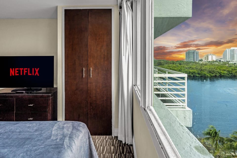 Gallery One Spa Heated Pool Boat Taxi Apartment in Fort Lauderdale