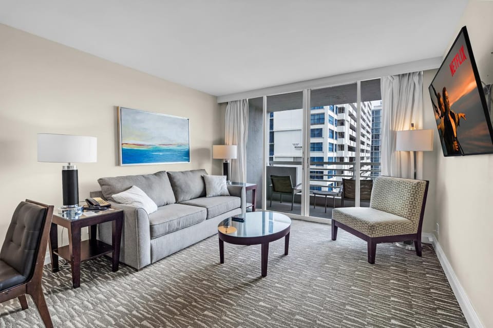 Gallery One Spa Heated Pool Boat Taxi Apartment in Fort Lauderdale