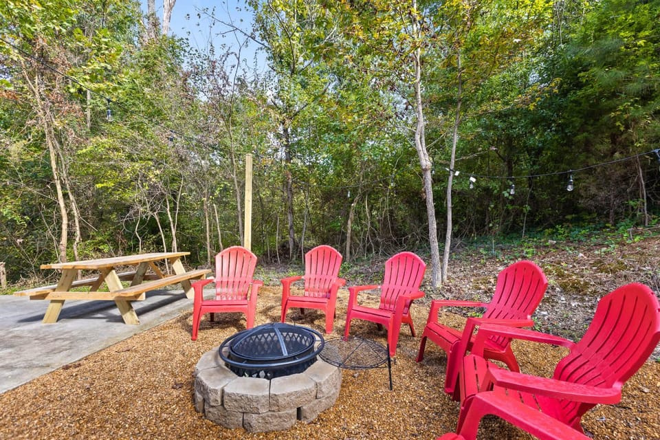 Mins to Downtown Deck & Firepit - Elmwood Retreat House in Chattanooga
