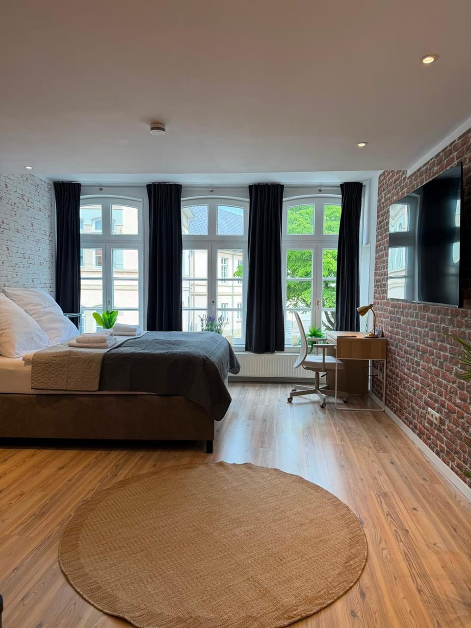 Bed, TV and multimedia, Living room, Photo of the whole room, Seating area, Bedroom