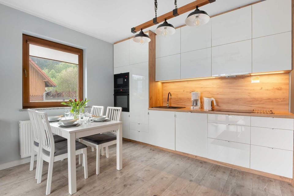 Coffee/tea facilities, Kitchen or kitchenette, Dining area, oven, stove