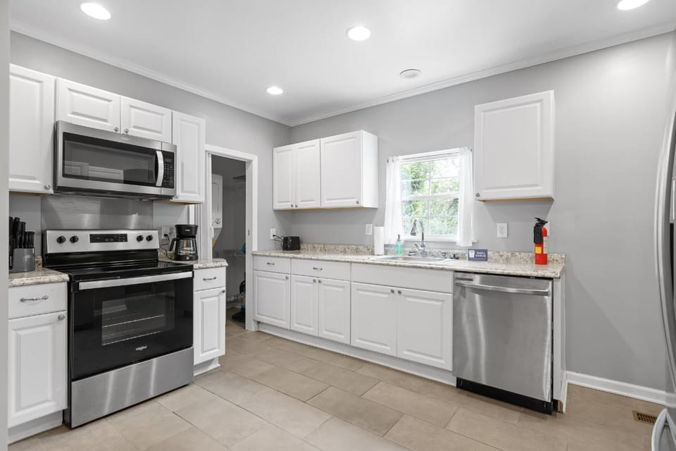 Near Downtown Park & Zoo Trendy Ridgeland Tudor House in Chattanooga