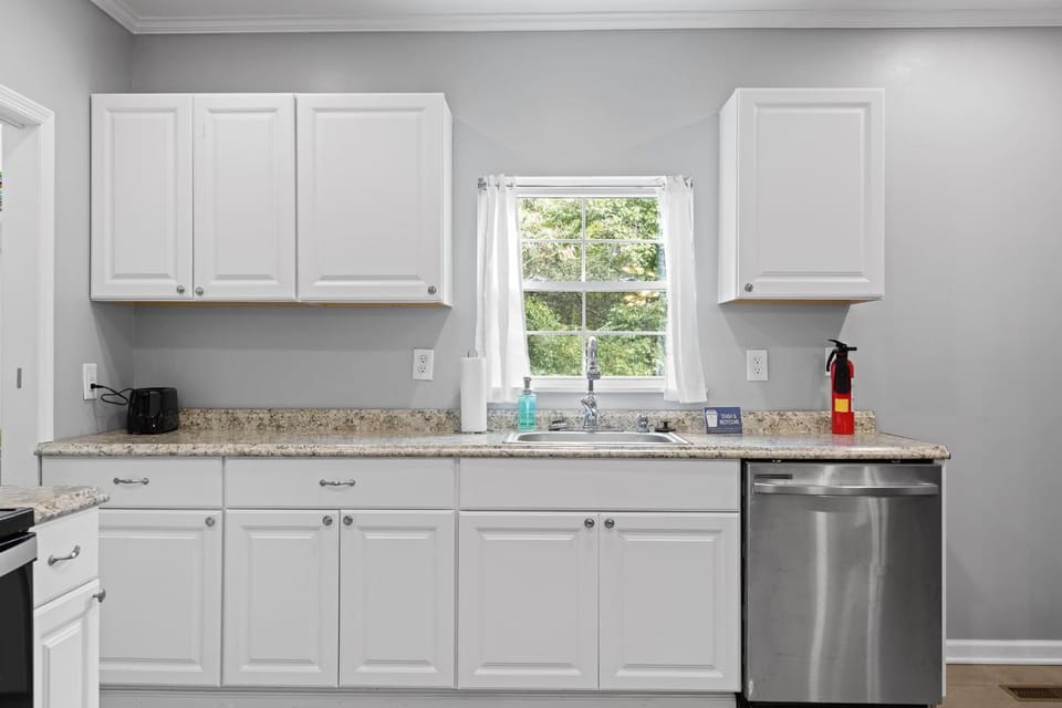 Near Downtown Park & Zoo Trendy Ridgeland Tudor House in Chattanooga