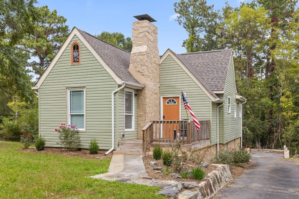 Minutes to Downtown Park & Zoo Trendy at Hoyt House in Chattanooga
