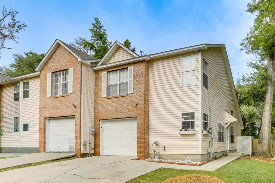 Private Yard + Deck: Tallahassee Towhome! House in Tallahassee