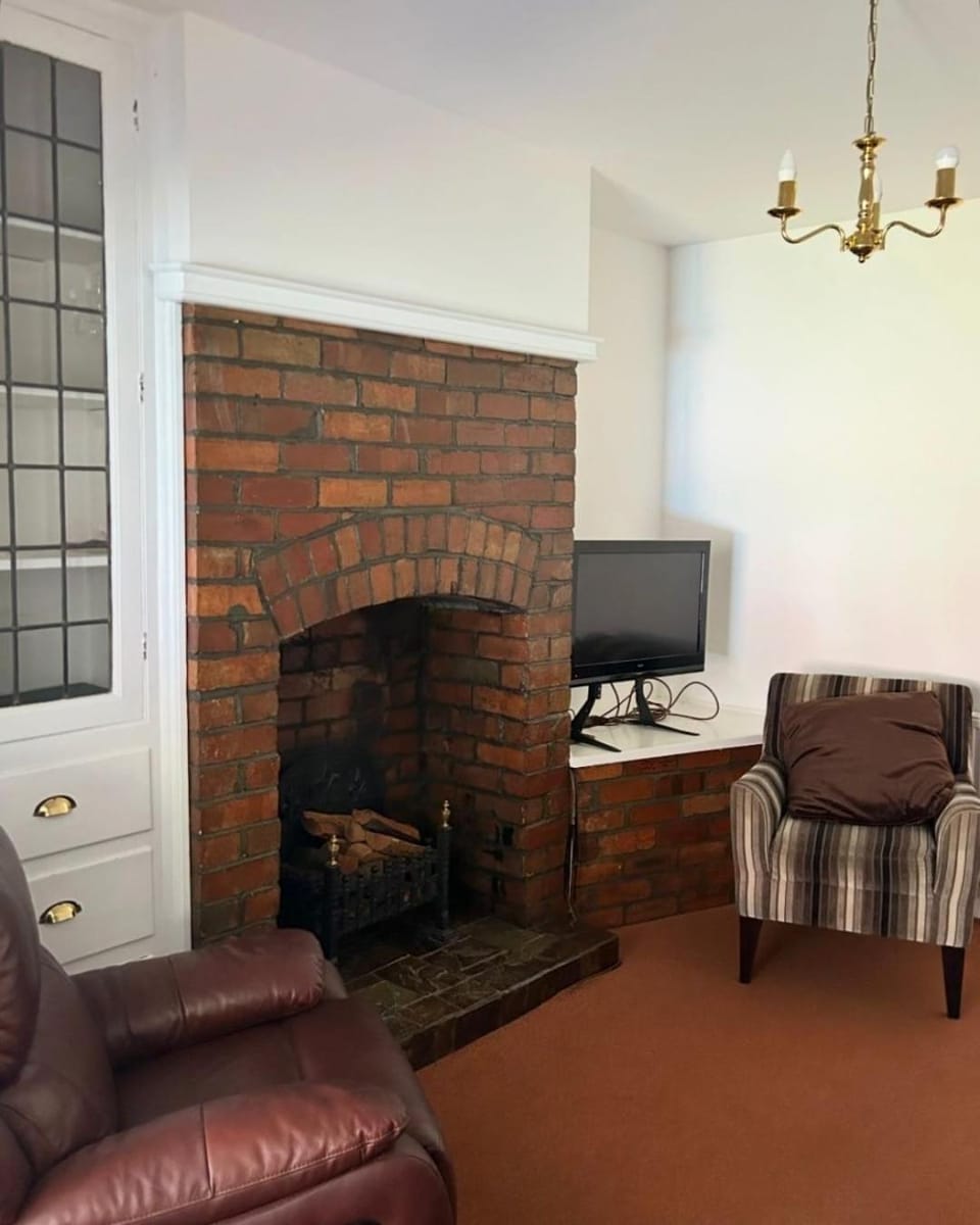 West Street House 7 Beds Sleeps 10 House in Borough of Barnsley