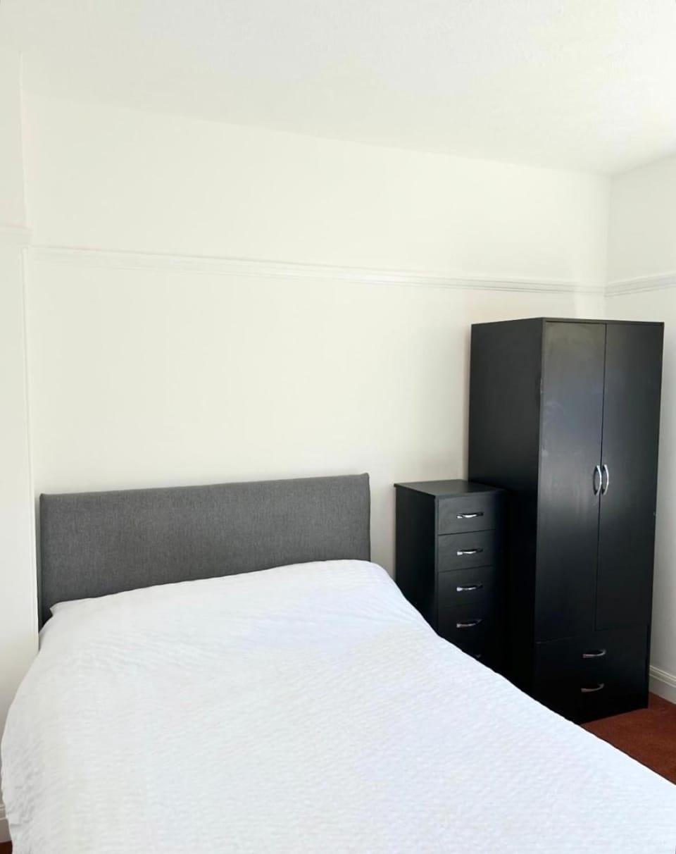 West Street House 7 Beds Sleeps 10 House in Borough of Barnsley