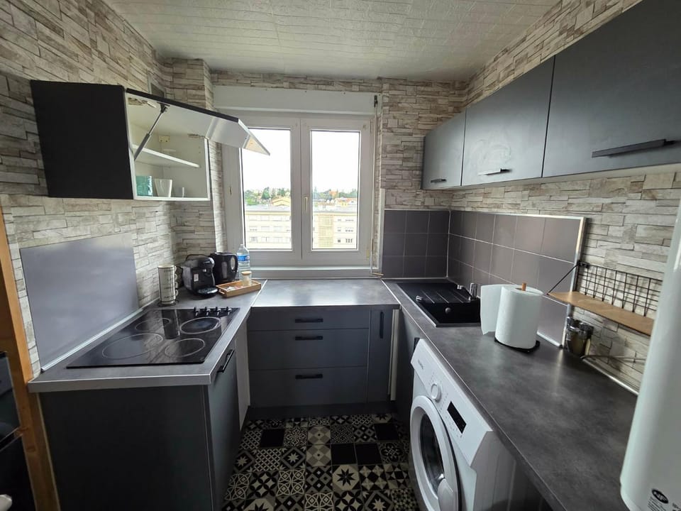 Coffee/tea facilities, Kitchen or kitchenette, stove