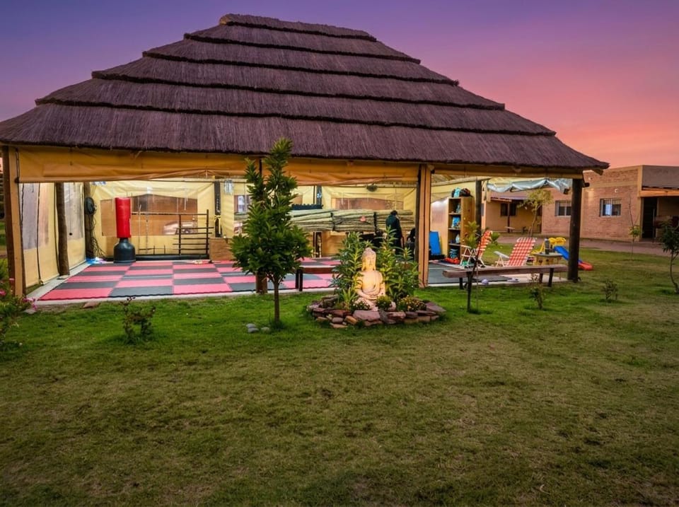 Property building, Patio, Communal lounge/ TV room, Spring, Day, Natural landscape, Garden, Evening entertainment, Garden view, Sunrise, Sunset, sunbed