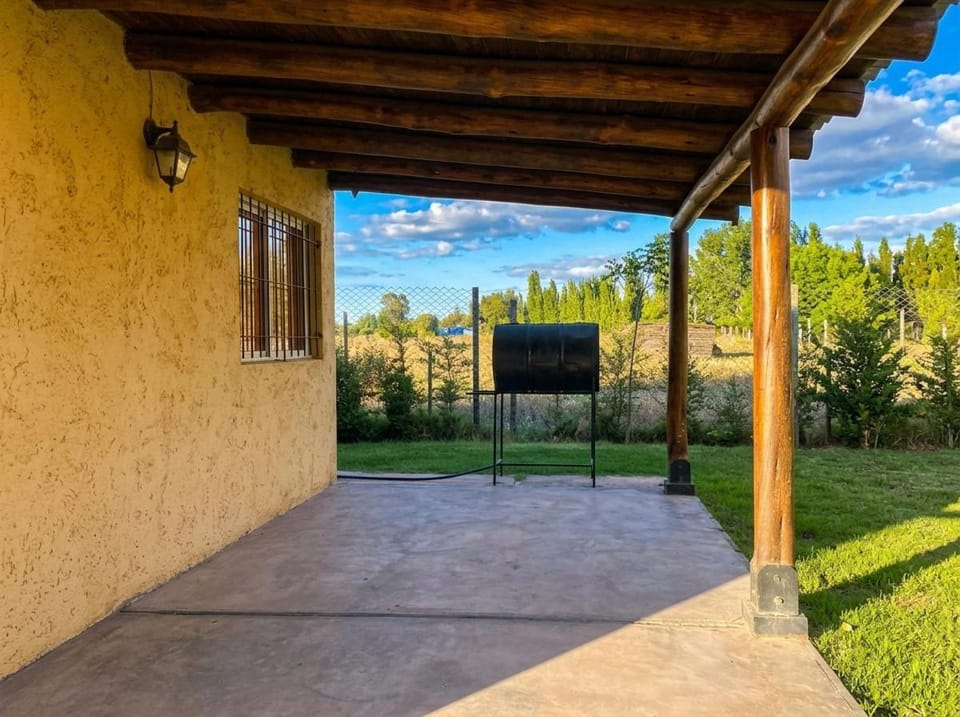 Property building, Communal lounge/ TV room, Spring, Day, Natural landscape, Garden, TV and multimedia, Evening entertainment, Garden view
