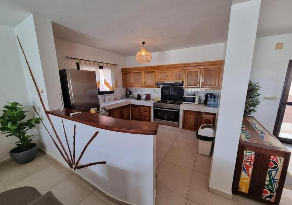 Kitchen or kitchenette, Dining area, oven, stove