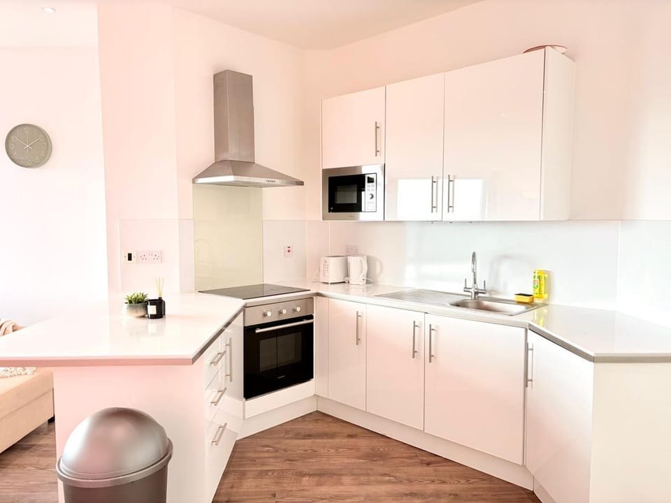 Coffee/tea facilities, Kitchen or kitchenette, Dining area, oven, stove, toaster