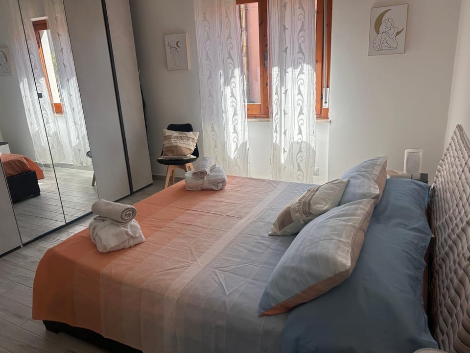 Bed, Photo of the whole room, Bedroom, towels