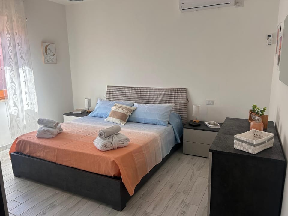 Photo of the whole room, towels, air conditioner