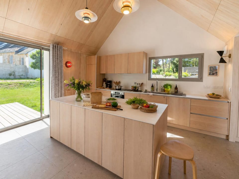 Coffee/tea facilities, Dining area, microwave, oven, stove, kitchen