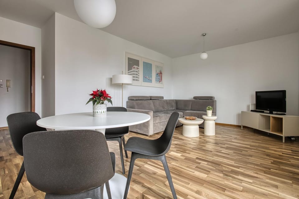 TV and multimedia, Living room, Seating area, Dining area