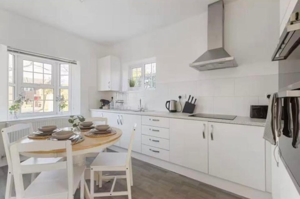Cosy Cottage House in Crawley