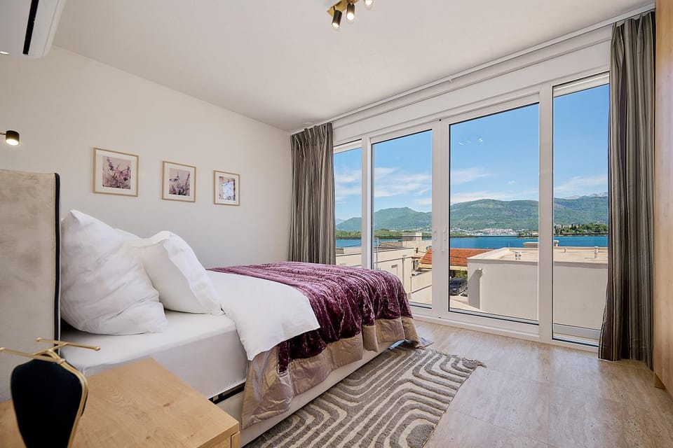 Bed, Balcony/Terrace, Photo of the whole room, Bedroom, Sea view