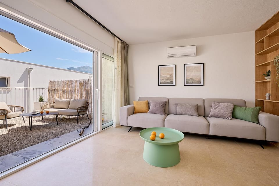 Patio, Day, Living room