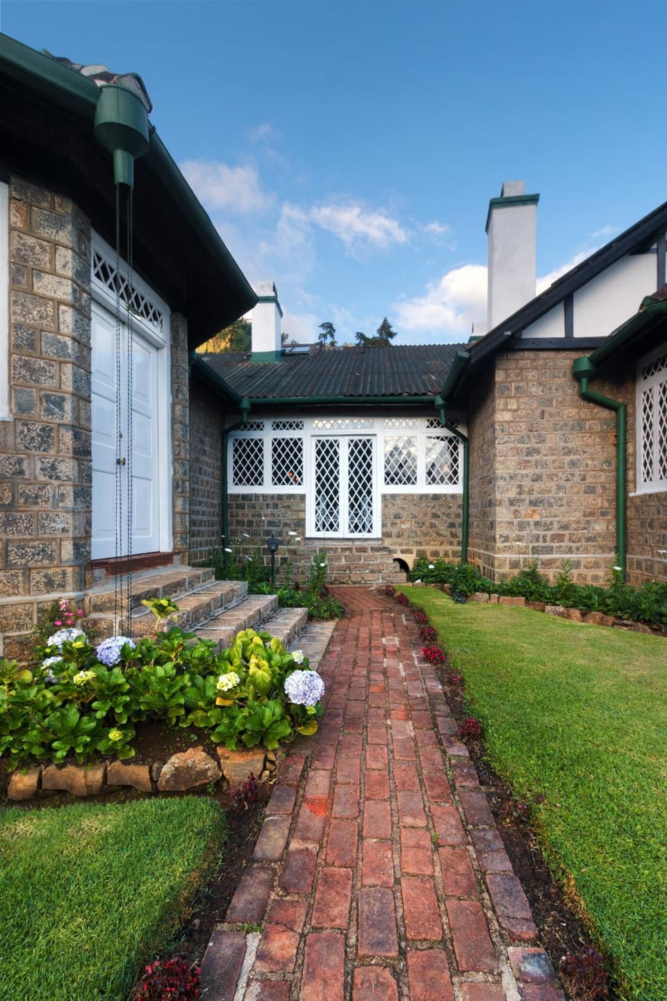 Property building, Facade/entrance, Day, Summer, Garden, On site, Garden view