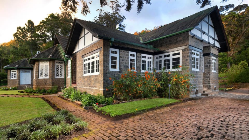 Property building, Facade/entrance, Day, Summer, Garden, Decorative detail, On site, Garden view