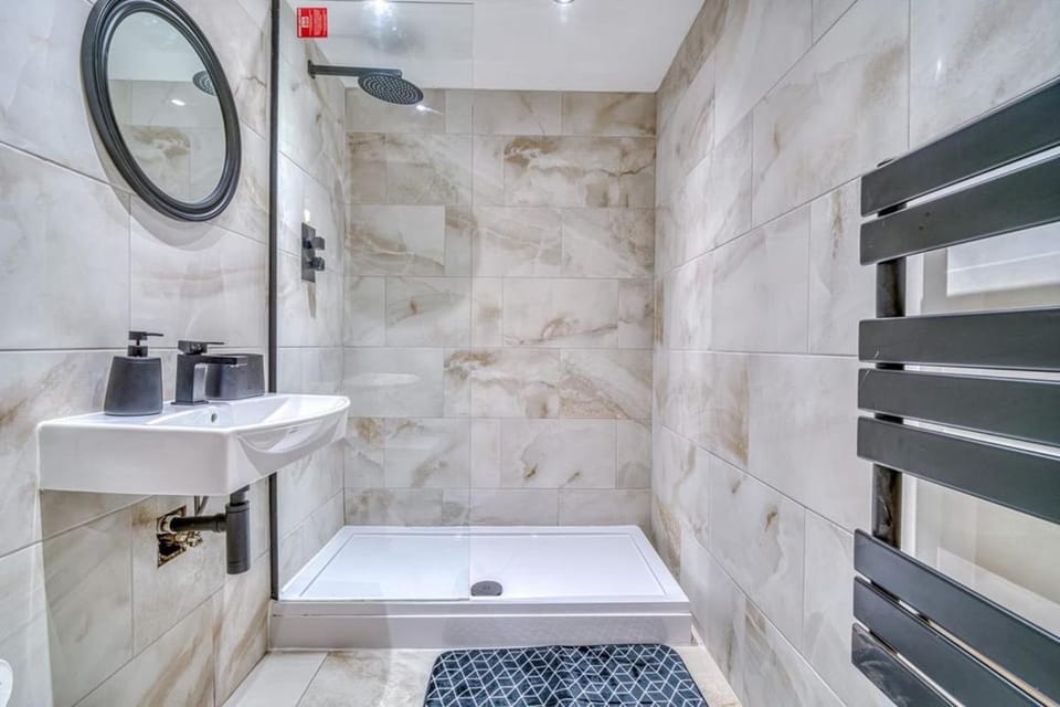 Shower, Bathroom, acessibility