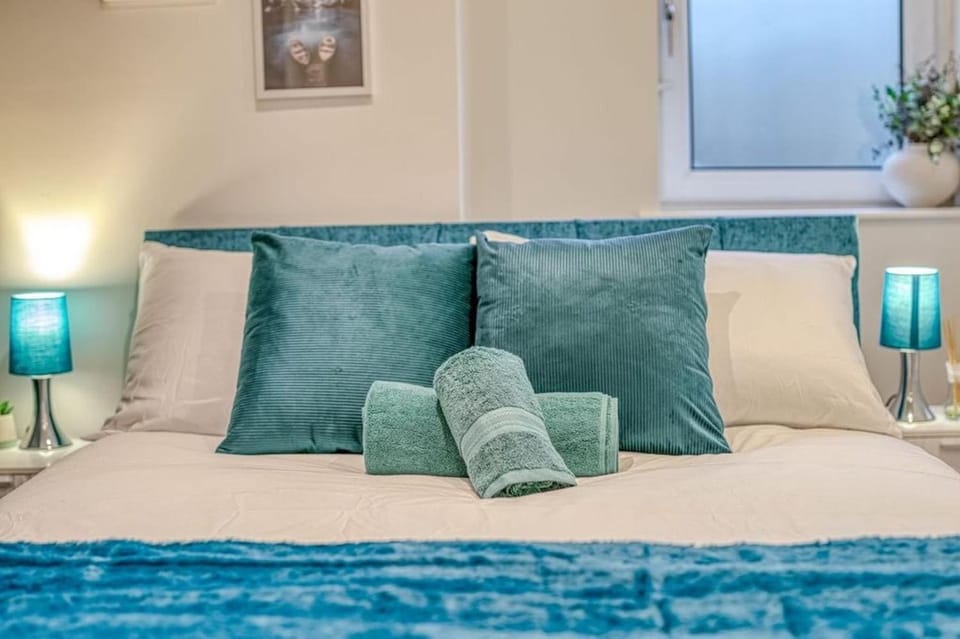 Bed, Bedroom, towels