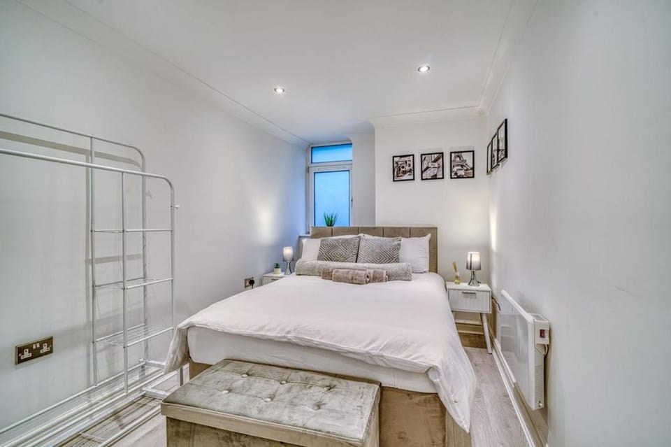 Bed, Photo of the whole room, Decorative detail, Bedroom, furniture, heating