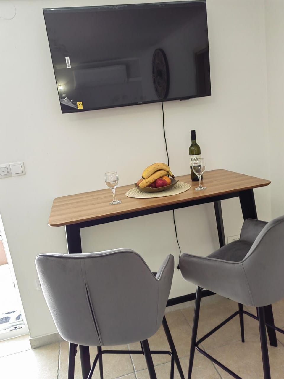TV and multimedia, Food and drinks, Dining area, Alcoholic drinks