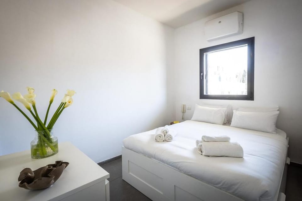 Mamad City Rail Pulse Balcony by SeaNRent Apartment in Tel Aviv-Yafo