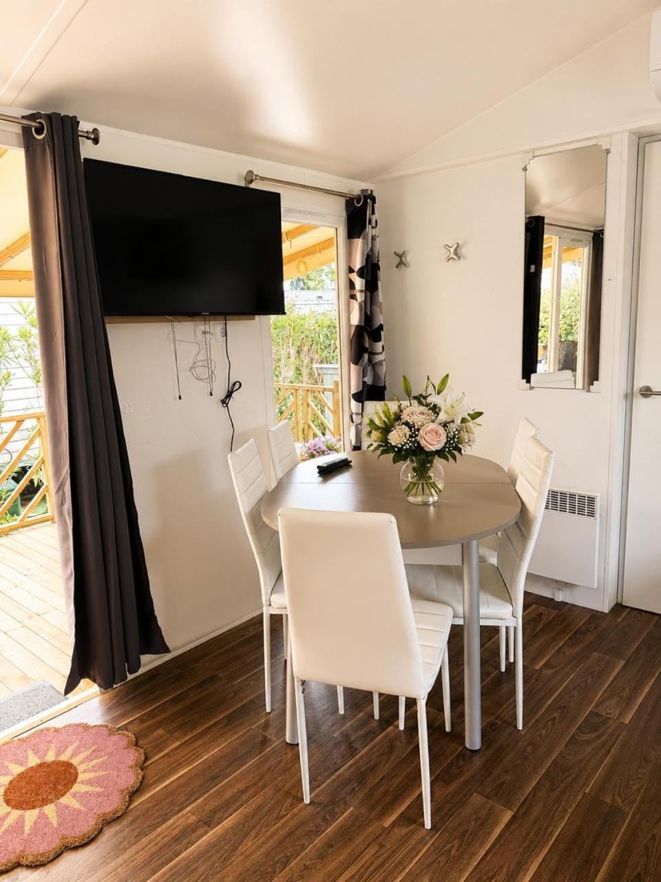 TV and multimedia, Living room, Seating area, Dining area