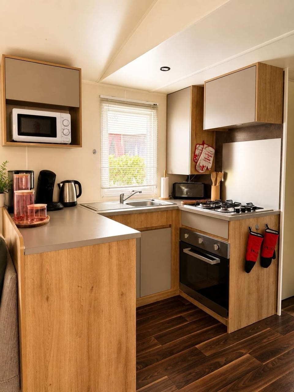 Coffee/tea facilities, Kitchen or kitchenette, oven, pet friendly, stove, toaster