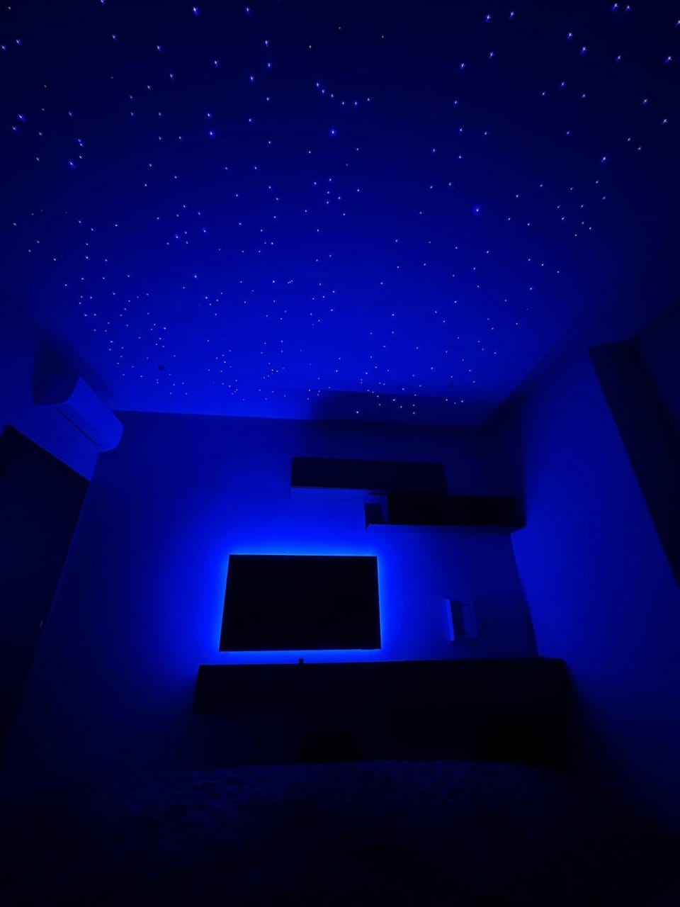 Bed, TV and multimedia, Photo of the whole room, Evening entertainment, Bedroom, heating, air conditioner