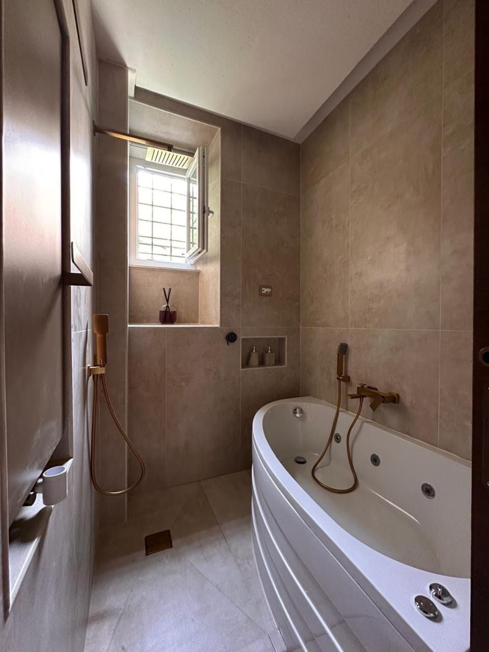 Shower, Hot Tub, Bathroom, Bath, heating, towels
