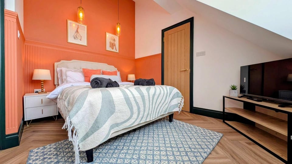 Bed, Bathroom, TV and multimedia, Bedroom