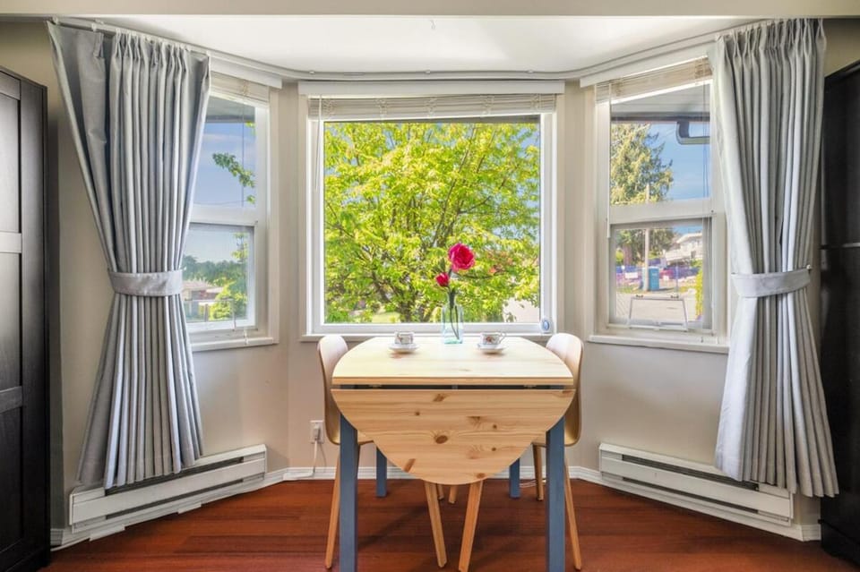 Bright and Cozy 1BR Suite, Quiet Coquitlam Stay House in Coquitlam