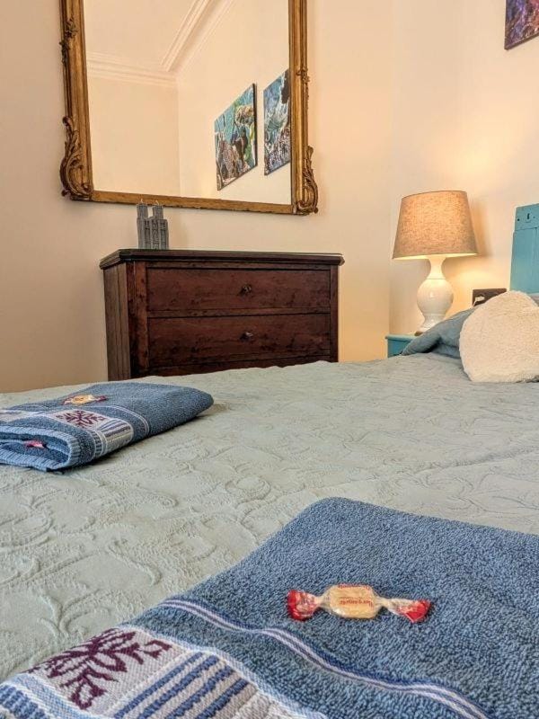 Bed, towels