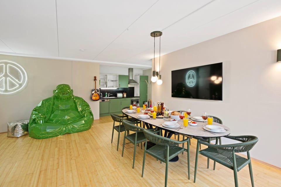 Dining area, Food