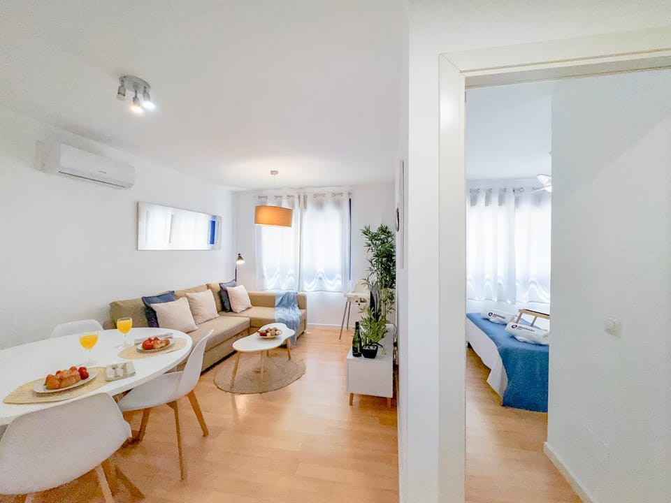 Bed, Photo of the whole room, Seating area, Bedroom, Food
