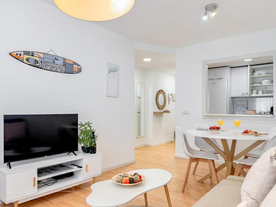 TV and multimedia, Kitchen or kitchenette, Living room, Food and drinks, Seating area, Dining area, minibar