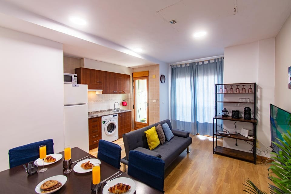 TV and multimedia, Kitchen or kitchenette, Living room, Dining area, stove, toaster, washing machine