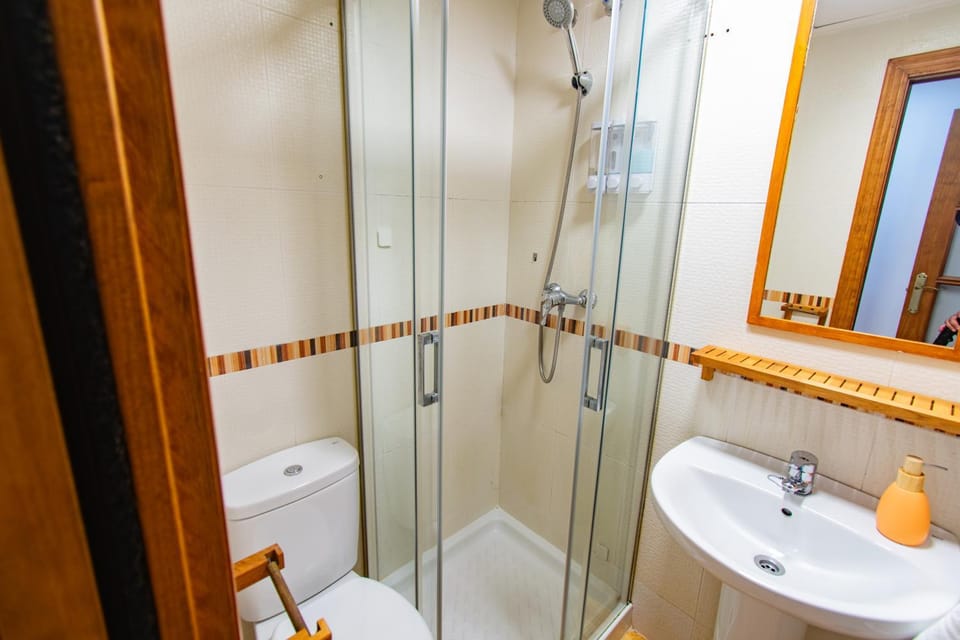 Shower, Toilet, Bathroom, towels