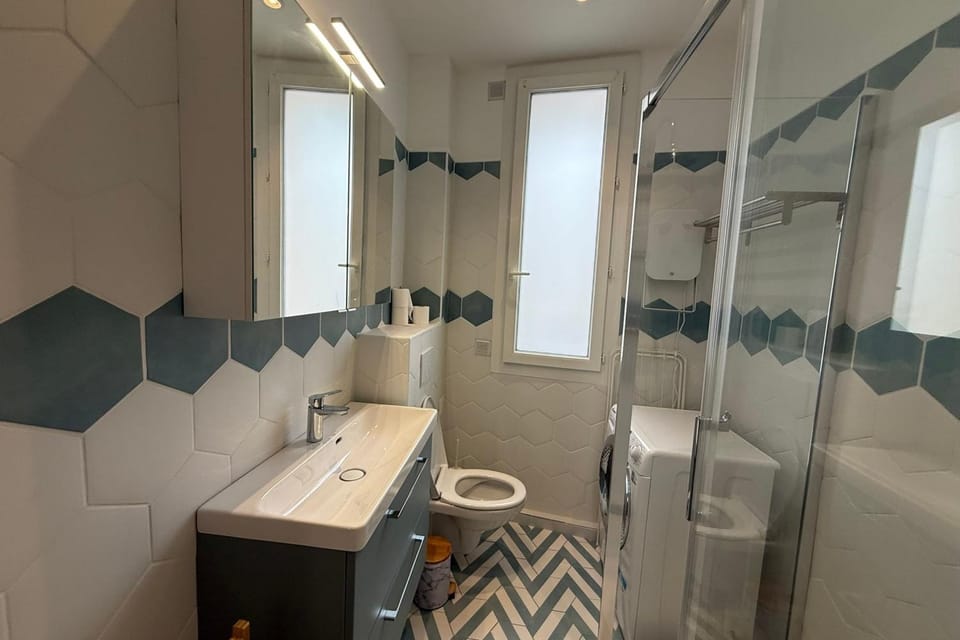 T2 lumineux avec charme bourgeois 5ᵉ étage plages & centre à pied Apartment in Antibes