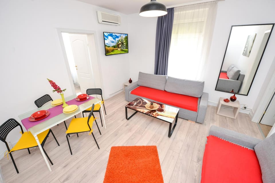 TV and multimedia, Living room, Seating area, Dining area