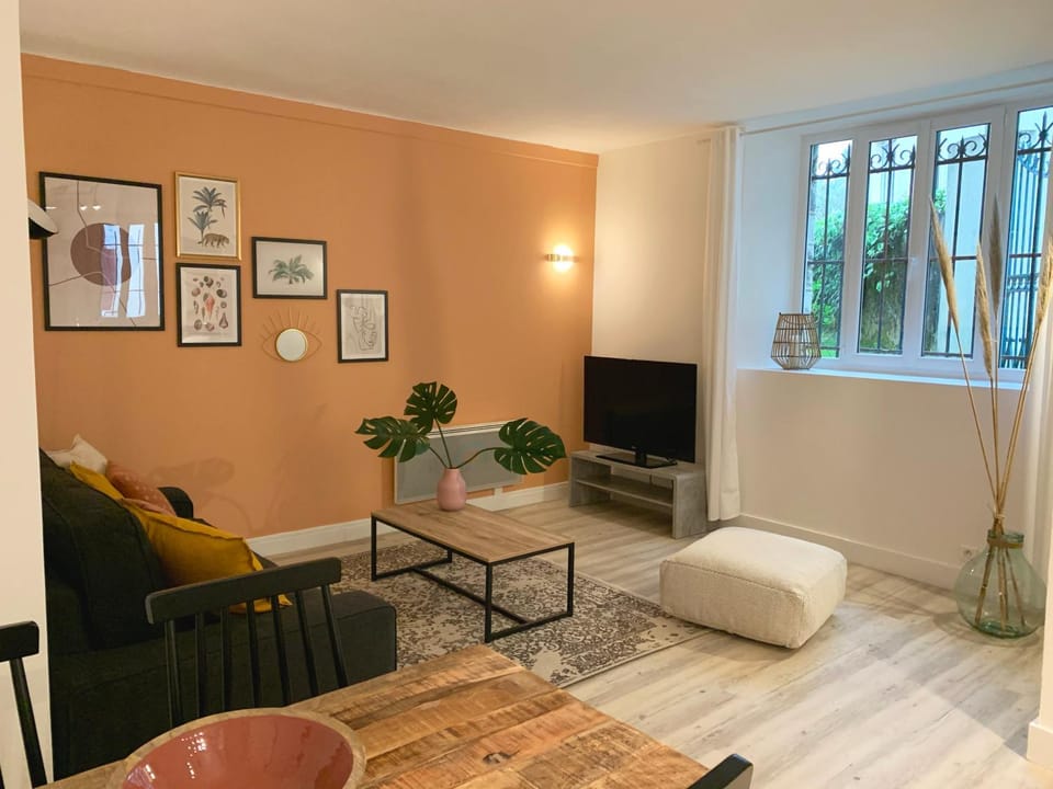 TV and multimedia, Living room, Dining area