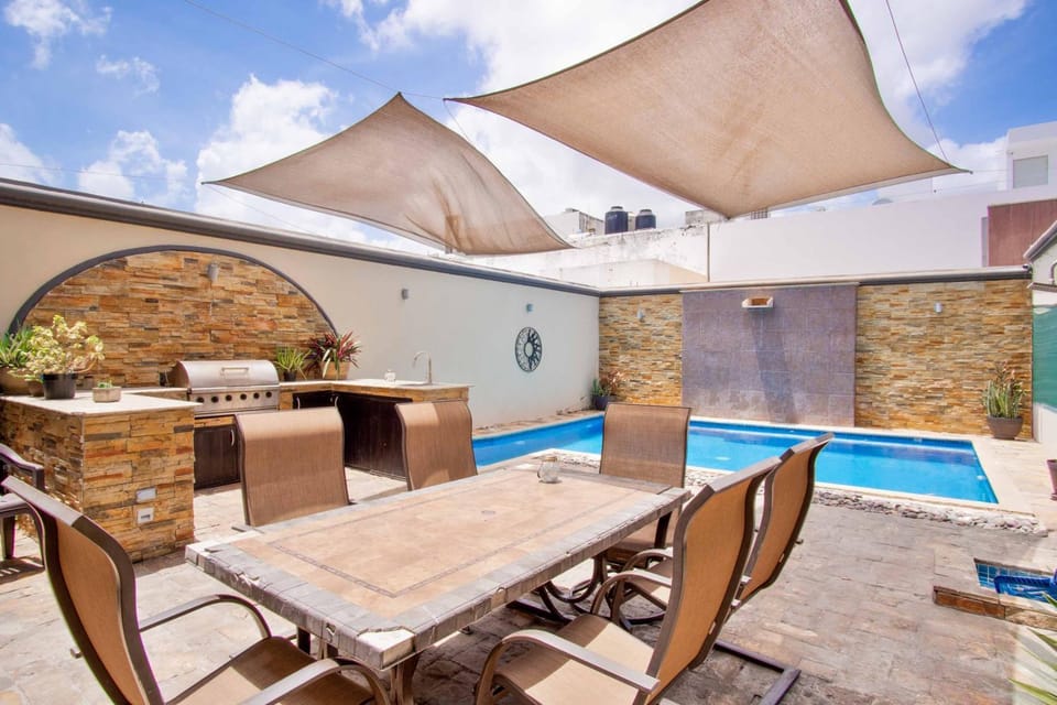 Gaming Villa - 4 Bedrooms - Private Pool - Movie Theater - fits 10 House in Cancun
