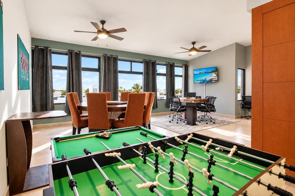 Game Room, TV and multimedia, Business facilities, Seating area, Dining area, City view