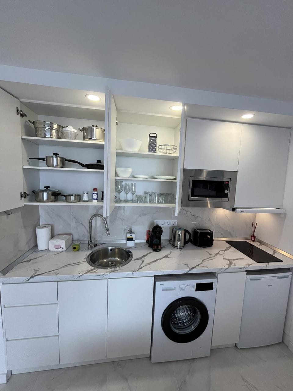 Coffee/tea facilities, microwave, toaster, toaster, toaster, washing machine, washing machine, washing machine, kitchen