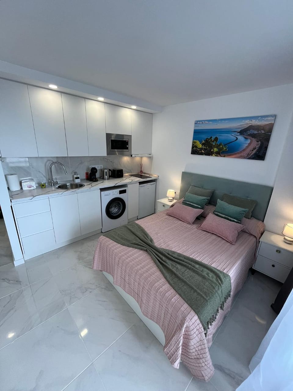 Bed, Kitchen or kitchenette, Living room, Bedroom
