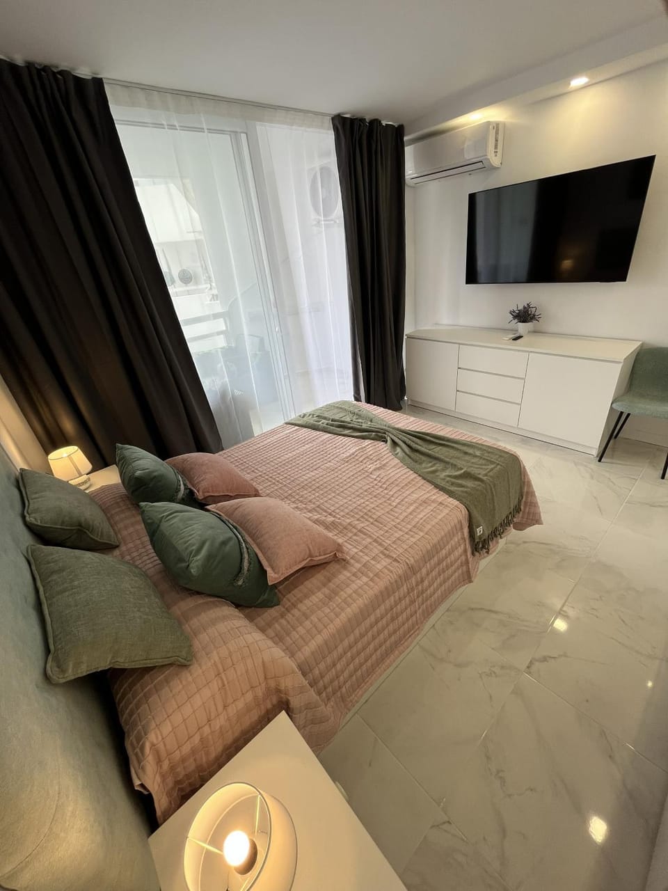 Communal lounge/ TV room, Bed, TV and multimedia, Bedroom, air conditioner, air conditioner